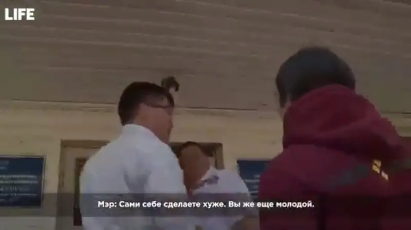 Мэр Вилюйска наврал, что съемочная группа телеканал «Якутия 24» не представилась и пришла к нему без разрешения