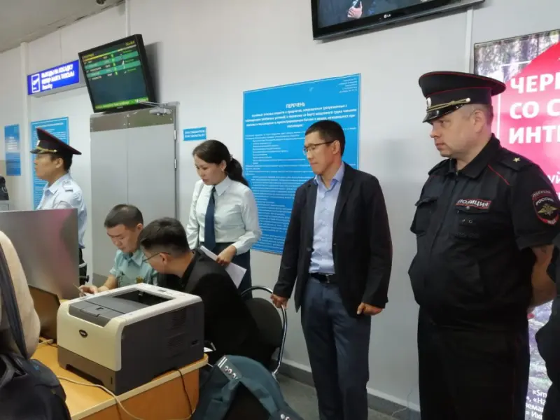 В Якутске прошла совместная акция Северо-Восточного ЛУ МВД России на транспорте «Узнай о своих долгах» с Федеральной службой судебных приставов