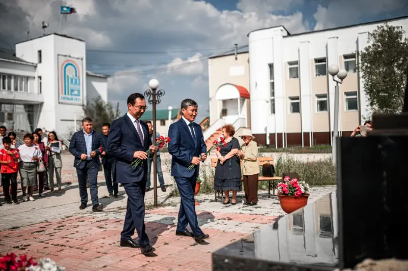 Глава Якутии возложил цветы к памятнику братьям Семену и Софрону Даниловым