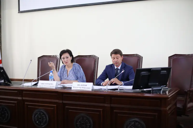 Сардана Авксентьева провела совещание штаба по подготовке к отопительному сезону