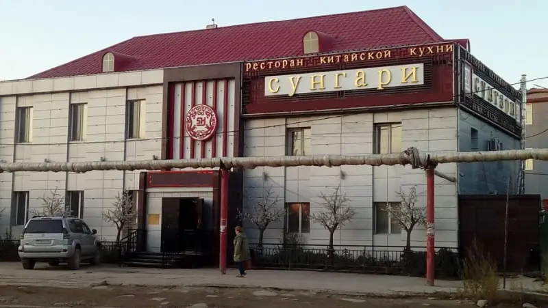 Несознательный гражданин украл кошелек, дорогие часы и телефон у спящего посетителя ресторана