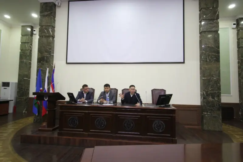 Максим Трофимов провел встречу застройщика и дольщиков дома по улице Короленко, 25