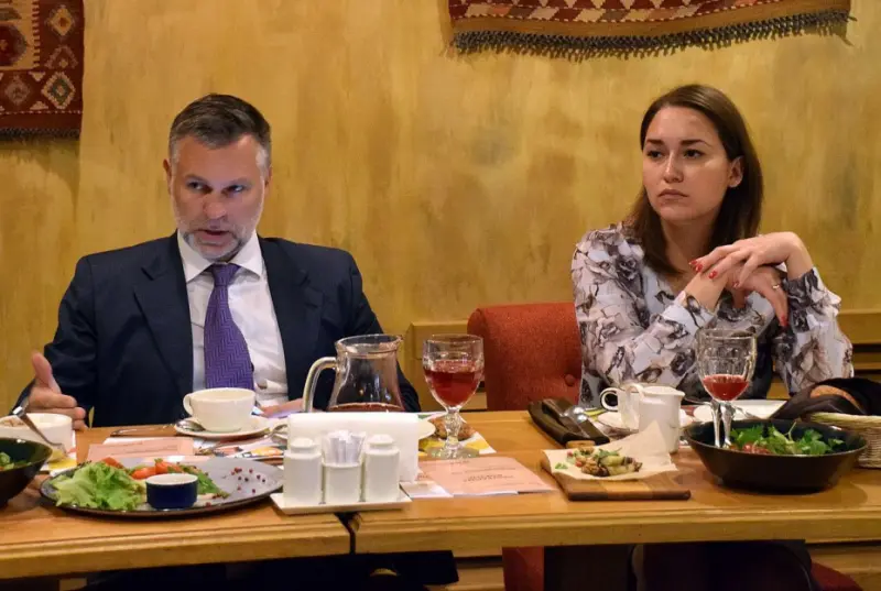 «От заката до рассвета»: Зампред и минпред Якутии готовы изучить предложение об изменении режима продажи алкоголя
