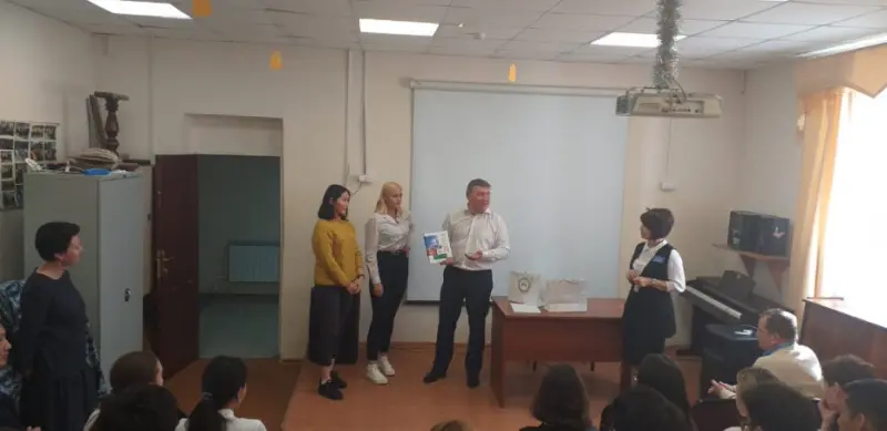 Денис Белозеров провел классный час для выпускников Якутского городского лицея