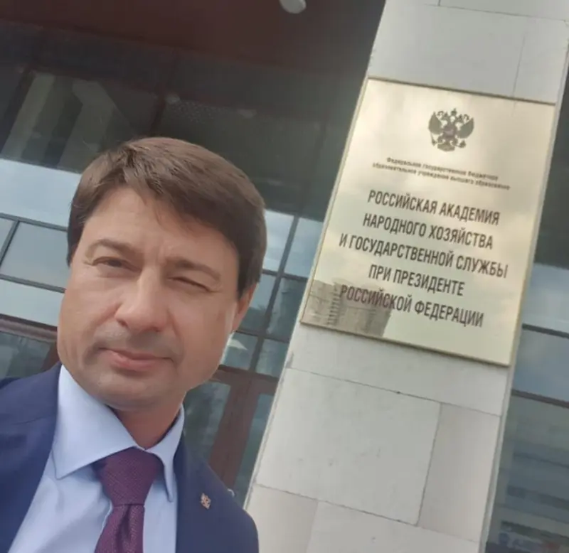 Неунывающий Владимир Федоров поступил в РАНХиГС, пока прокуратура Якутска официально отчитывается о его снятии с поста