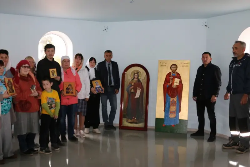 «ЯТЭК» передала в дар семь рукописных икон для храма в Кысыл-Сыре