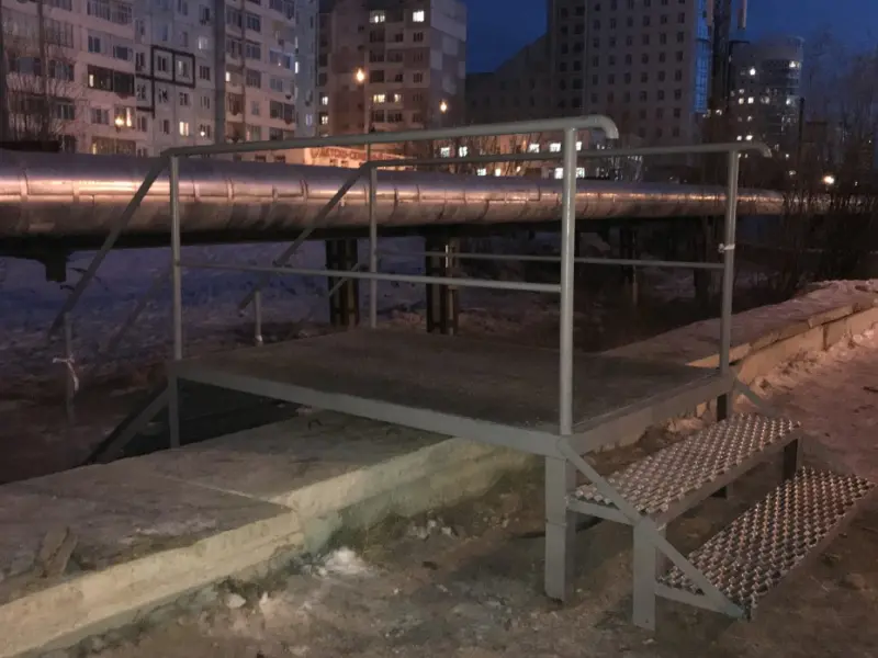 Энергетики построили пешеходный мост в Якутске