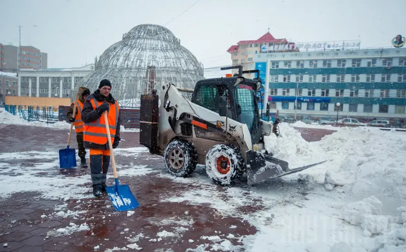 Работы по уборке снега в Якутске ведутся круглосуточно