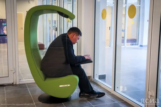 Первые пользователи SMART-библиотеки получили читательские билеты