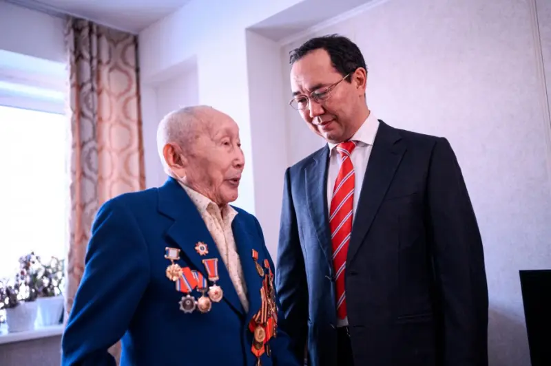 Глава Якутии в Момском районе навестил участника Великой Отечественной войны