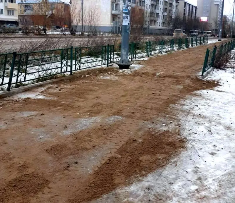 «Все что разбросали, весной превратится в грязь»: Авксентьева поручила очистить город от песка