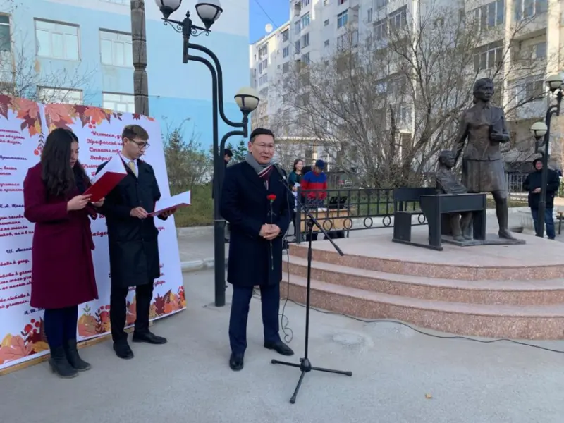 В столице возложили цветы памятнику Учителя