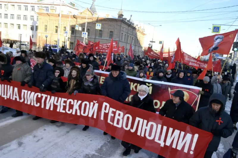 «Нет сокращениям и обману!»: якутские коммунисты прошлись колонной в честь 7 ноября