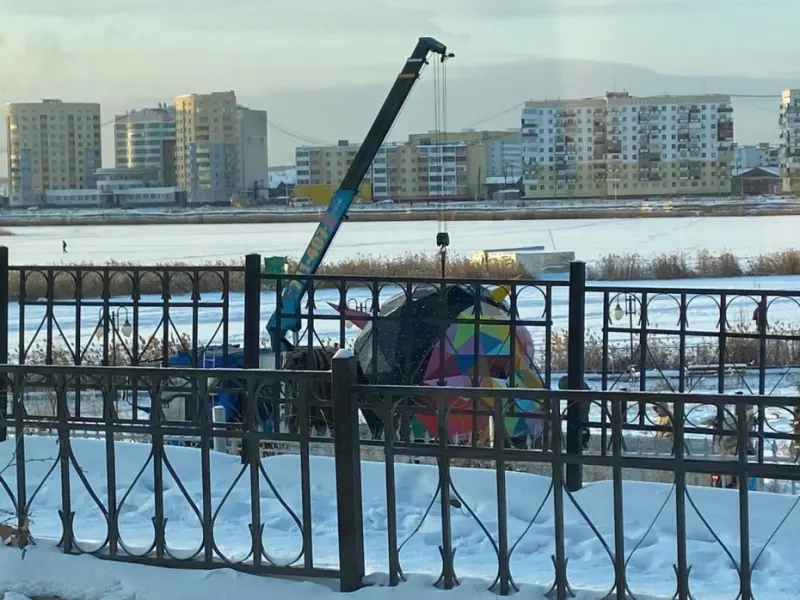 «Нас отвлекают от настоящих проблем»: в социальных сетях обсуждают акцию по демонтажу «головы панка» в Якутске