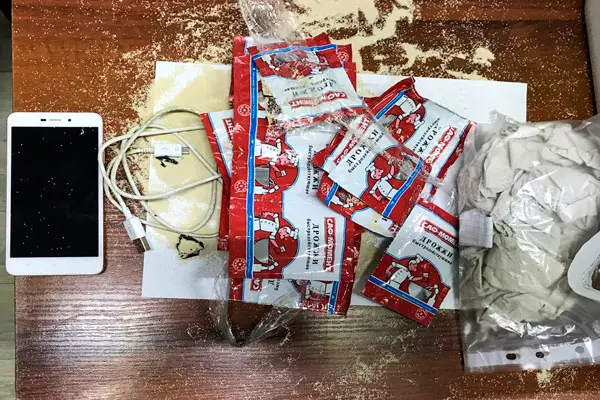 Трое мужчин задержаны при попытке перекинуть наркотики и запрещенные предметы в лечебно-исправительное учреждение