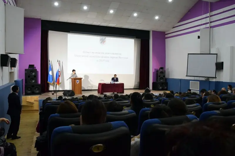 Бардак с землей, плохие дороги и недостаток уличного освещения: Мэр Якутска приняла обращения жителей села Хатассы