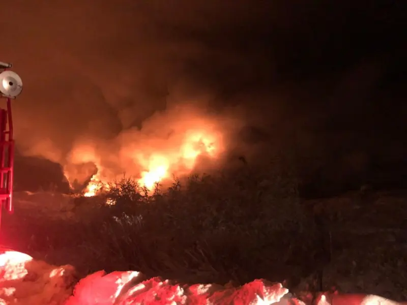 На городском полигоне на 9 километре Вилюйского тракта ведется тушение пожара