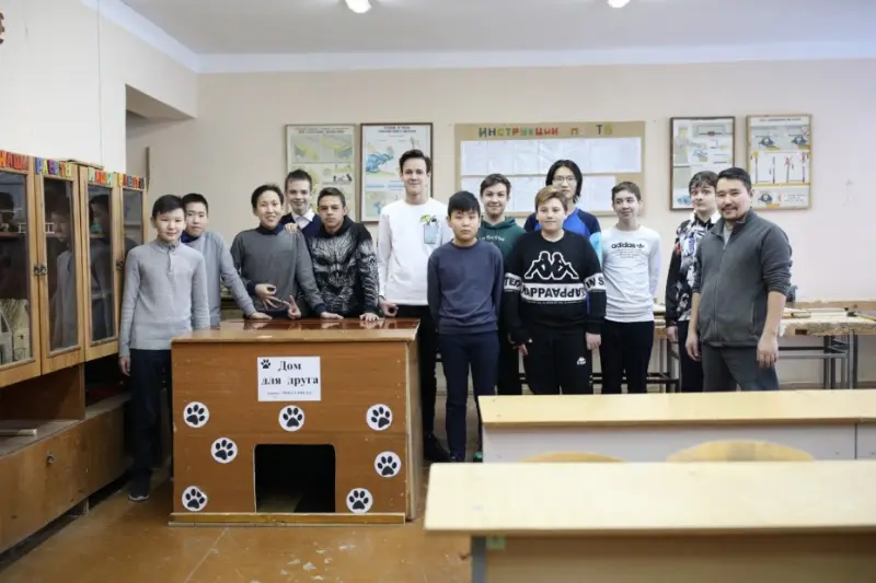 Школьники изготовили будку для пункта передержки животных
