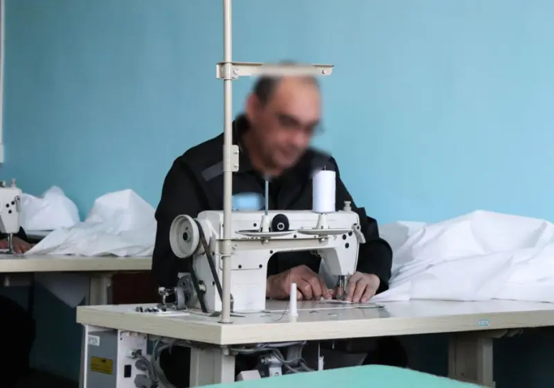 В ИК № 3 успешно выполняются заказы на пошив швейных изделий для республиканских медицинских учреждений