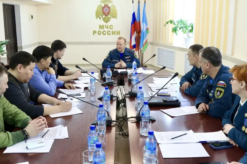 Спасатели и мотоциклисты высадят лес в Якутии