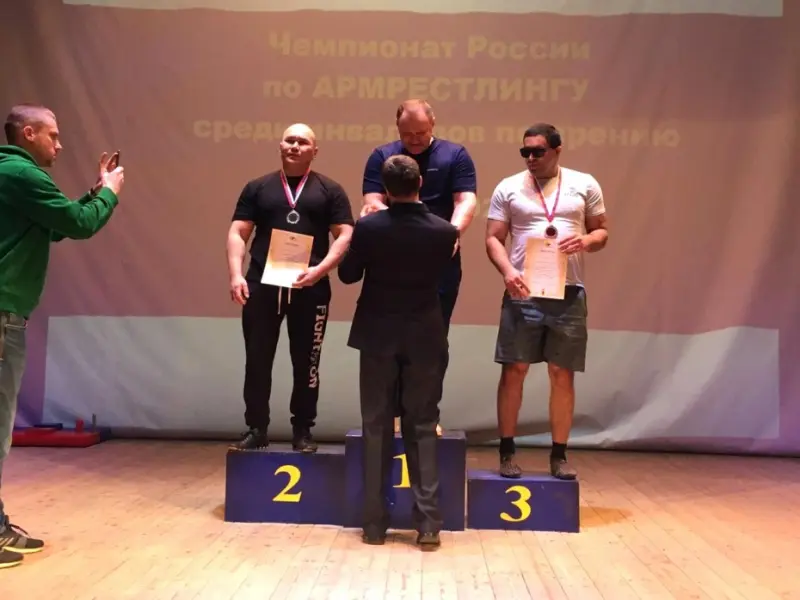 Якутянин Дмитрий Захаров вошел в число сильнейших армрестлеров России среди незрячих