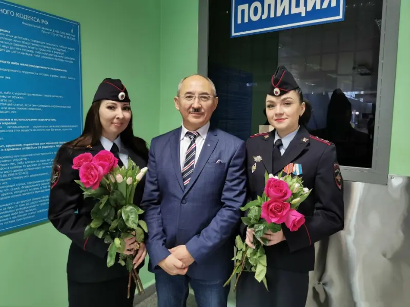 Транспортные полицейские и члены Общественного совета поздравили сотрудниц полиции с Международным женским днем