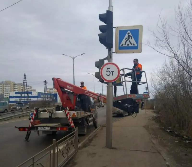 На автостраде 50 лет Октября ограничено движение транспорта весом свыше пяти тонн
