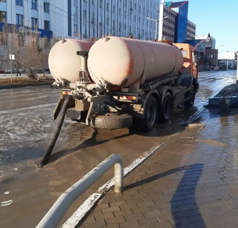 Коммунальные службы Якутска приступили к откачиванию луж