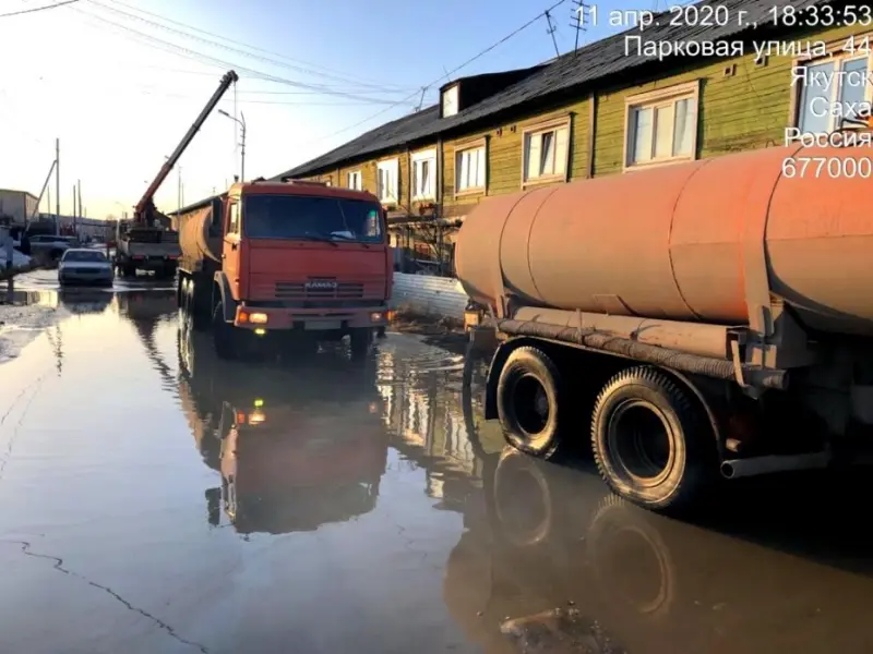 Городские службы ликвидируют подтопление домов в Сайсарском округе