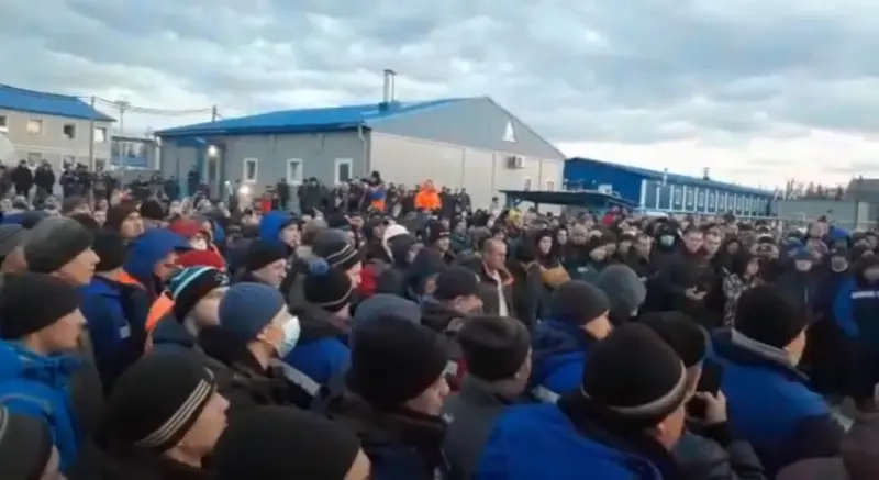 На Чаяндинском месторождении, где есть заболевшие коронавирусом, взбунтовались вахтовики, требуя улучшения бытовых условий