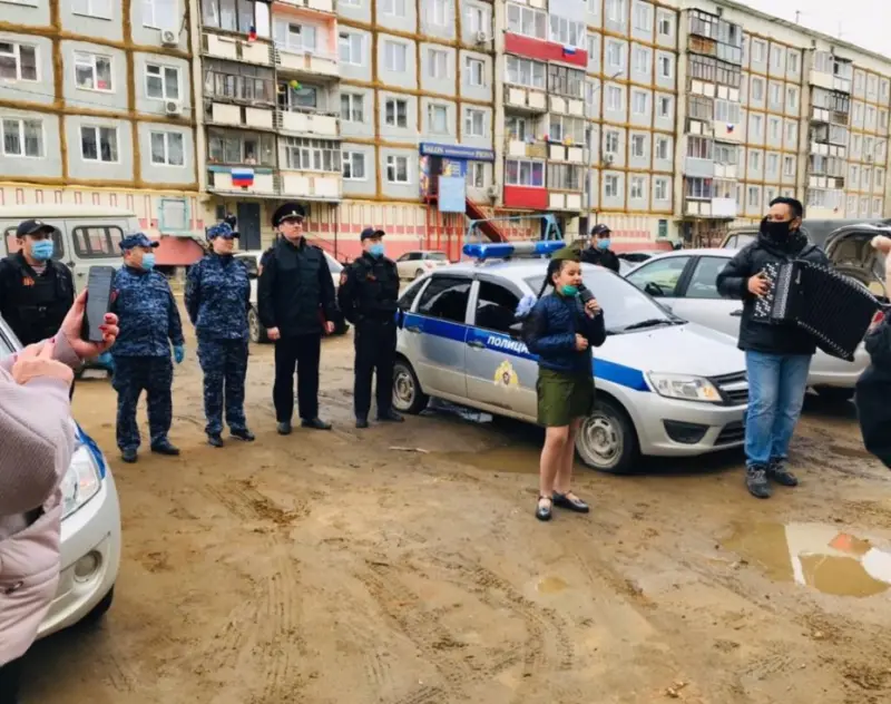 Концерт во дворе для ветерана организовали росгвардейцы в Якутске