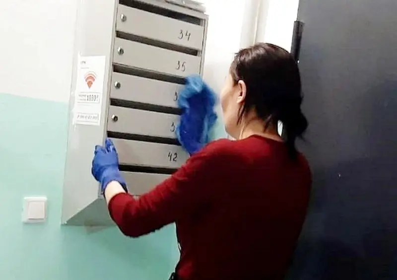 В Якутске продолжается заключительная дезинфекция в подъездах домов, из которых госпитализировали больных коронавирусной инфекцией