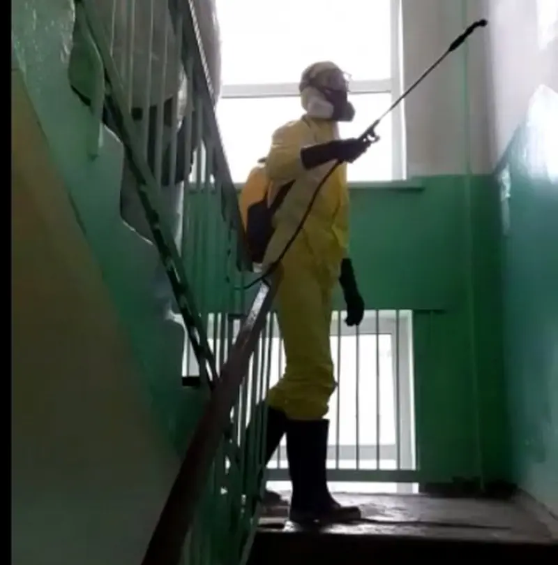 В Якутске продолжается заключительная дезинфекция в домах по месту жительства больных новой коронавирусной инфекцией