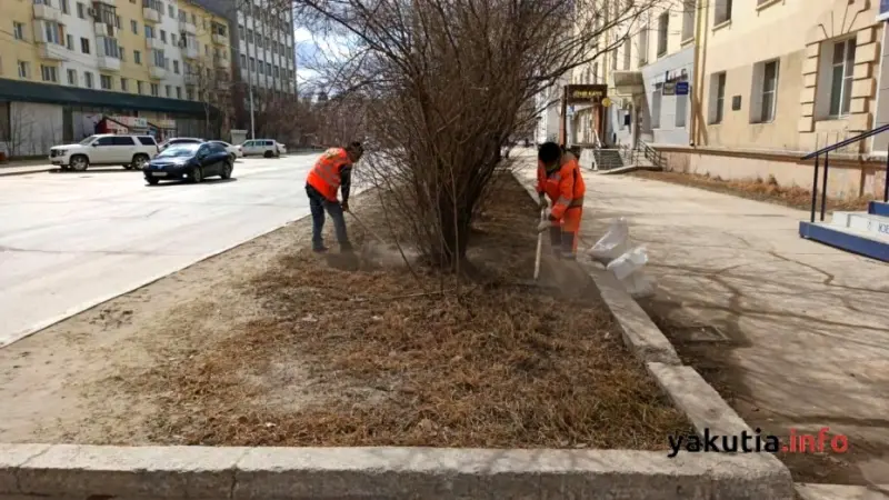 В Якутске ведутся плановая уборка пыли и ямочный ремонт