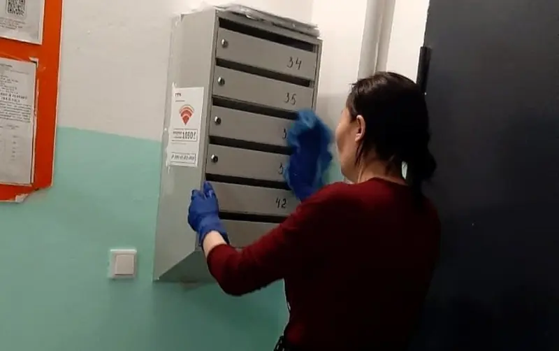 В Якутске продолжается плановая дезинфекция и влажная уборка подъездов жилых домов
