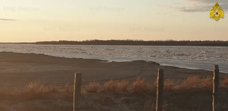 Верхняя кромка ледохода на реке Лена наблюдаются в 100 километрах ниже поселка Сангар уровень воды ниже критического