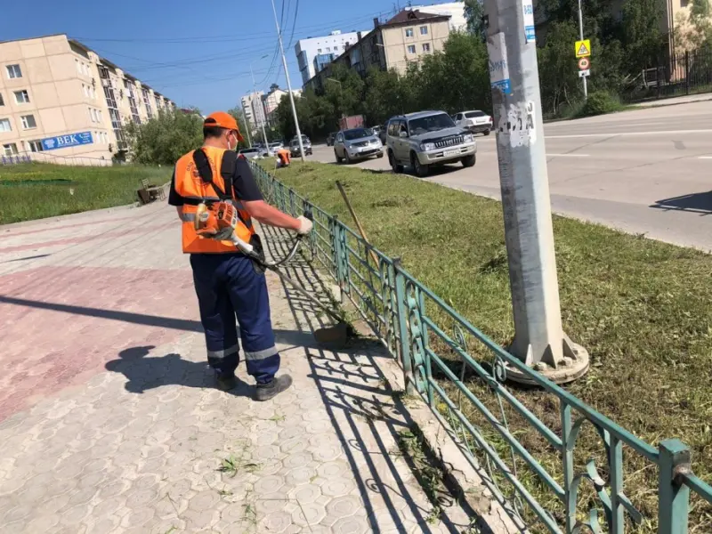 В Якутске продолжаются плановая уборка пыли и ямочный ремонт