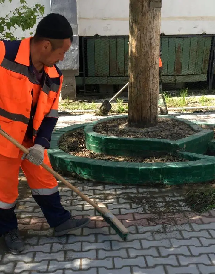 В Якутске продолжаются плановая уборка пыли и ямочный ремонт улиц
