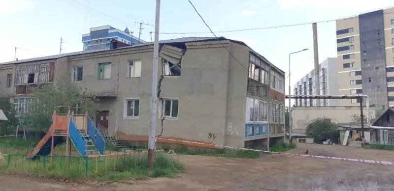 Власти Якутска окажут всестороннюю помощь жильцам треснувшего дома по Автодорожной