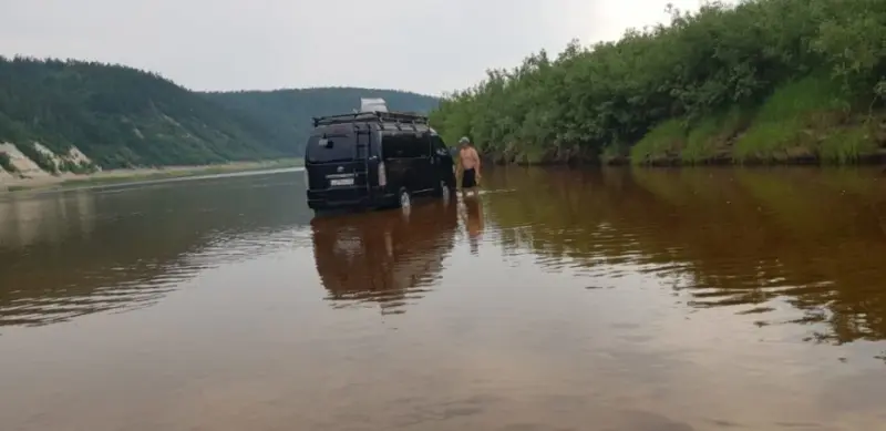 Водителя, помывшего машину в реке Амга, привлекут к ответственности