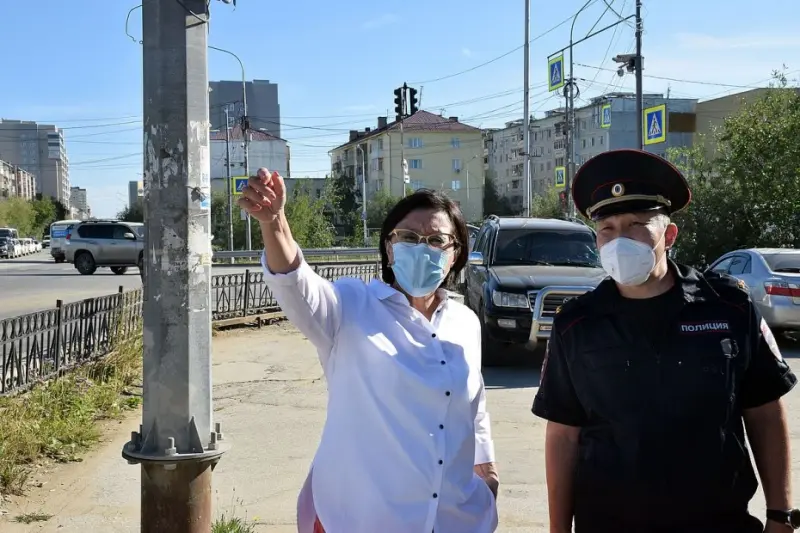 Дополнительная стрелка: получив обращения горожан, мэр Якутска осмотрела перекресток, где возникают заторы из-за светофора