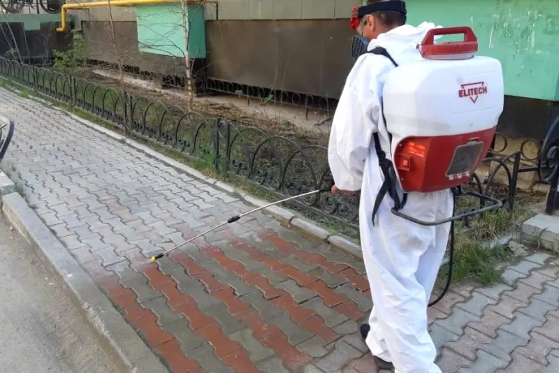 В Якутске продолжается санобработка в домах в связи с коронавирусом