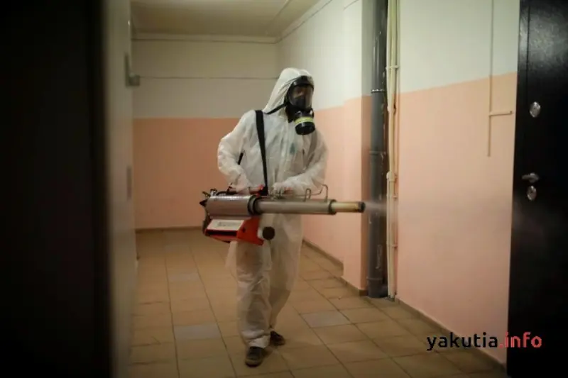В Якутске продолжается заключительная дезинфекция в подъездах домов, из которых госпитализировали больных коронавирусной инфекцией