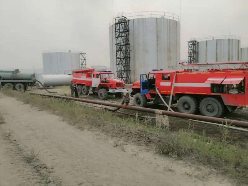 Пять суток верхоянские пожарные защищали нефтебазу возле Батагая