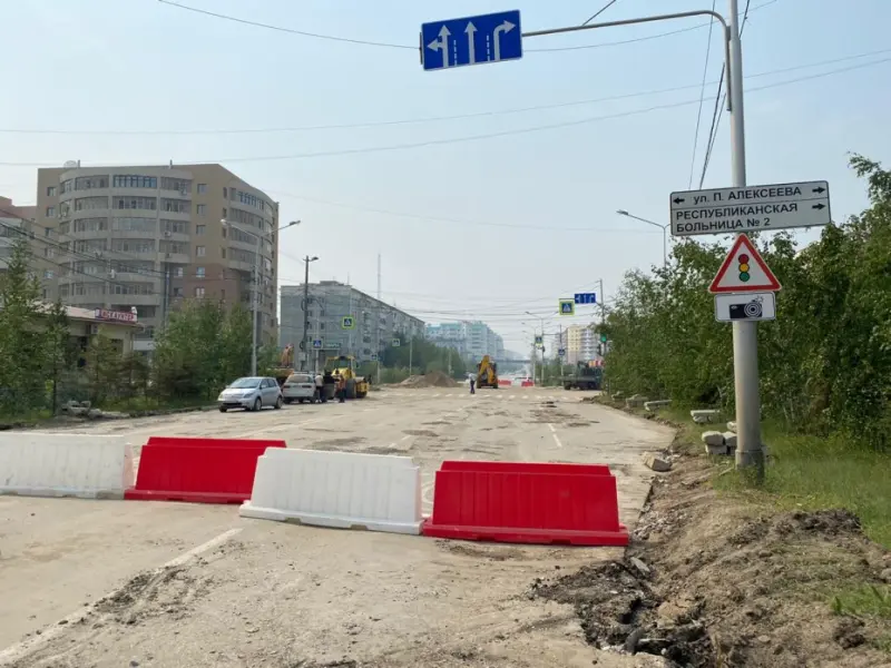 Возобновляется движение через перекресток улиц Пояркова и Петра Алексеева