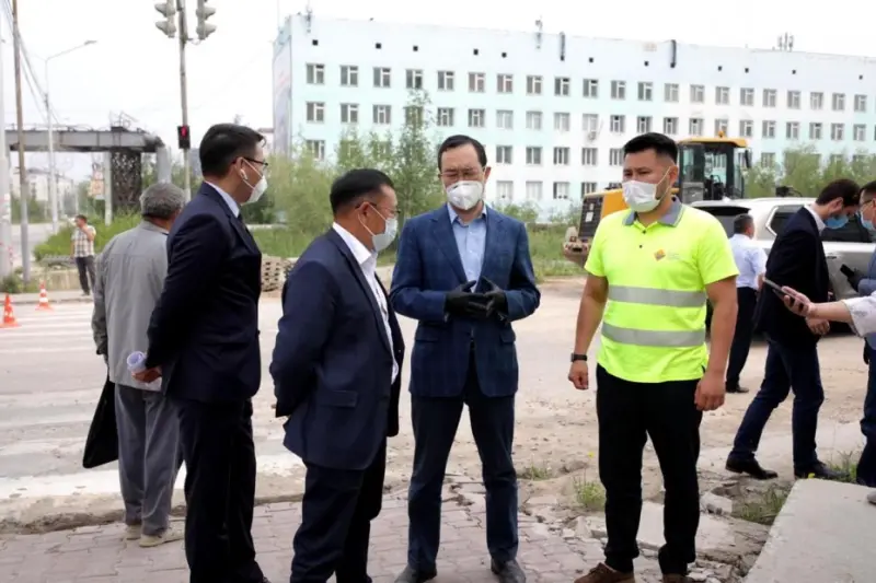 Айсен Николаев осмотрел дорожные работы на перекрестке улиц Пояркова-Курашова