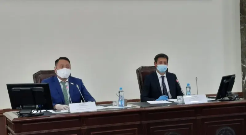 Альберт Семенов провел депутатские слушания об образовательном процессе с 1 сентября