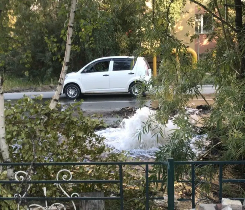 «Водоканал» выясняет причины прорыва трубопровода на центральной улице Якутска