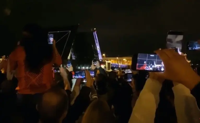 Дворцовый мост в Петербурге развели под музыку Цоя – видео «Якутия.Инфо»