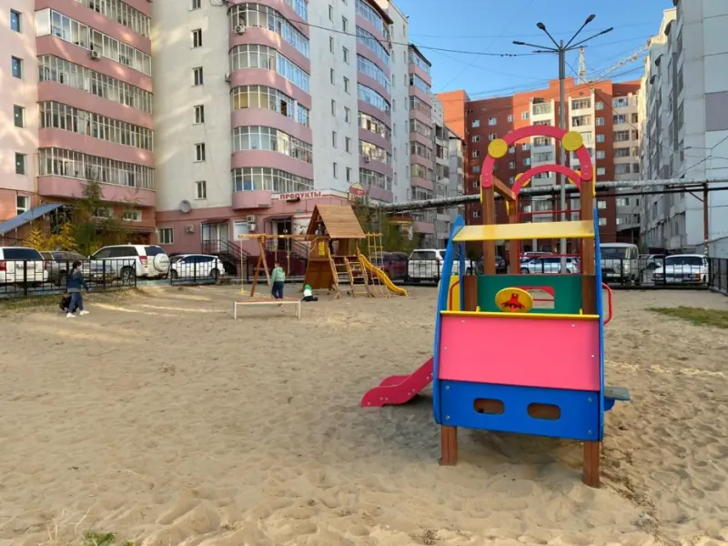 В Якутске продолжается благоустройство дворовых территорий